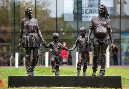 scultura_famiglia_gay_R439