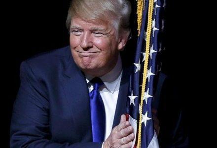 trump_bandierausaR439