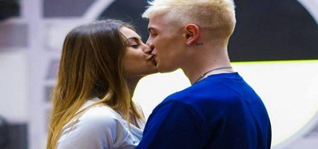 biondo_emma_bacio_amici17