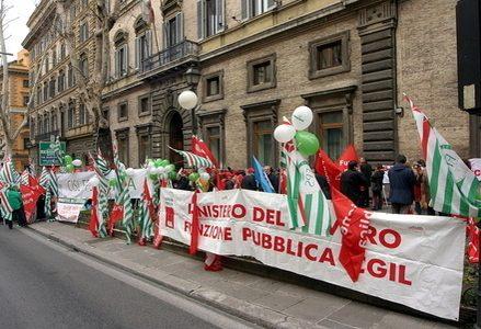 Sindacati_Protesta_Manifestazione_StriscioneR439