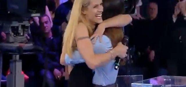 belen_michelle_hunziker_abbraccio