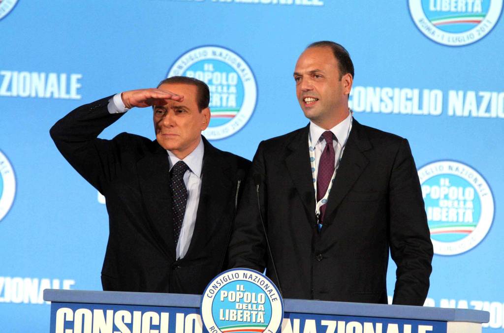 berlusconi_alfano_scruta_orizzonte