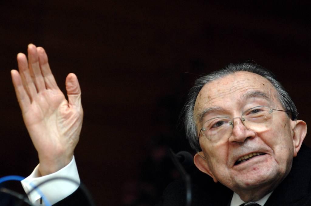 giulio_andreotti_saluto