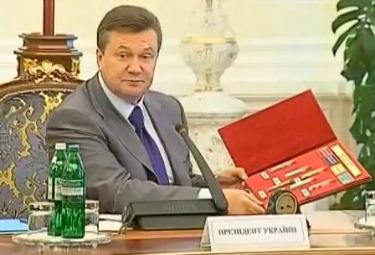 PRESIDENTE-UCRAINA-DROGHEr375
