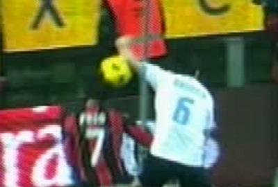 Pato_Aronica_mano_rocchi_rigore_R400_1mar11