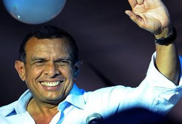 Porfirio-Lobo-wins-HondurasR375