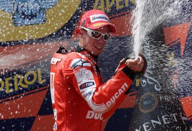 Stoner-podio-Barcellona_R375