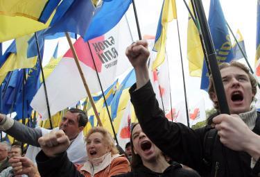 Ucraina_Bandiere_PiazzaR375