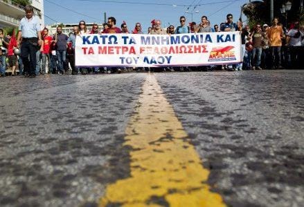 atene-grecia-scontri-manifestante-morto