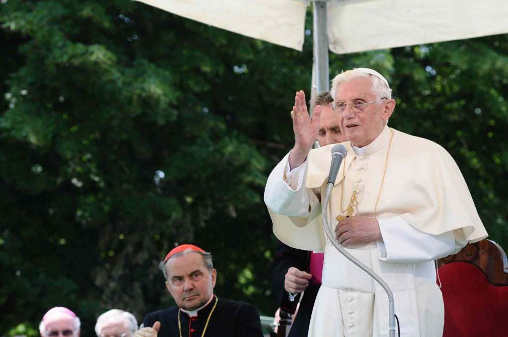 benedetto_xvi_benedizione_aperto