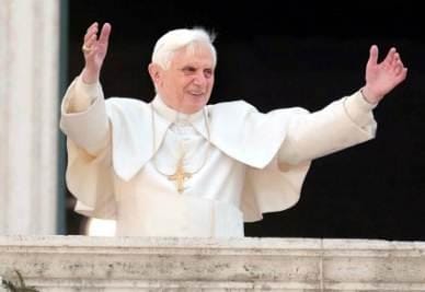 benedetto_xvi_saluto_R400