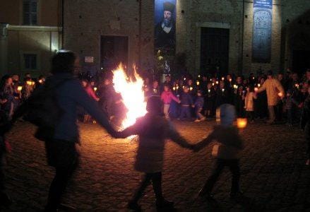 Madonna Di Loreto Nella Notte Della Venuta Della Casa Di Maria Si Riaccendono I Falo A Segnare La Strada