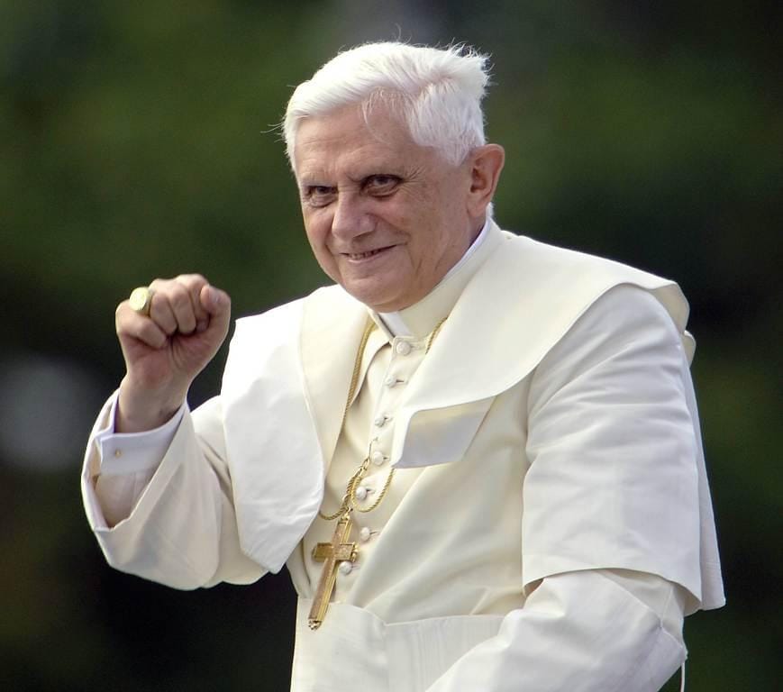 papa_pugno_chiuso