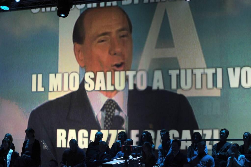 silvio_berlusconi_saluto