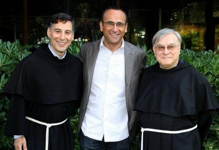 infophoto_carlo_conti_con_frati_francescani_con_il_cuore_R400