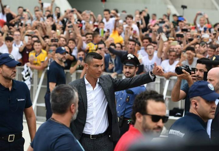 Cristiano_Ronaldo_Torino_arrivo_lapresse_2018
