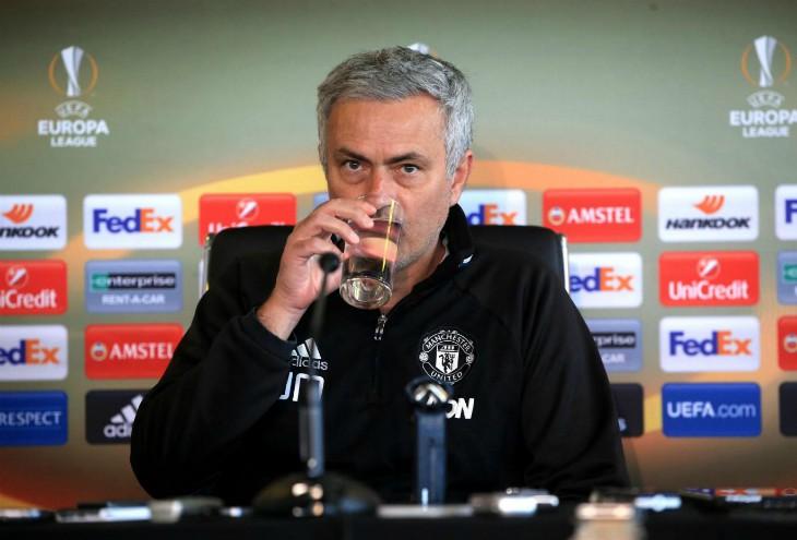 Mourinho_acqua_conferenza_lapresse_2018