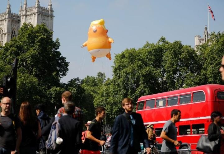 baby_trump_manifestazione_londra_twitter
