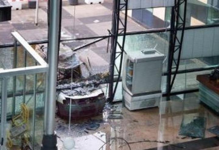 furgone_giornale_detelegraaf_olanda_amsterdam_attentato_twitter_2018