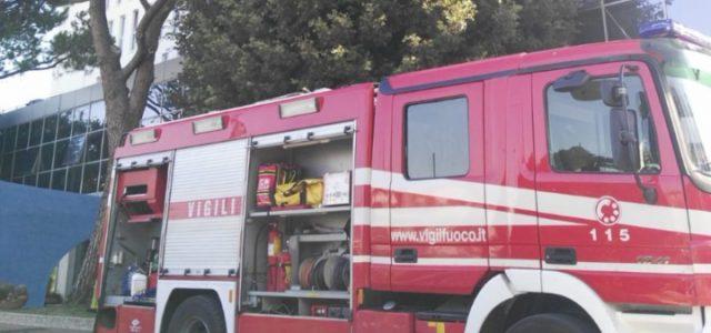 incendio_silvi_marina_vigili_fuoco_hotel_twitter_2018