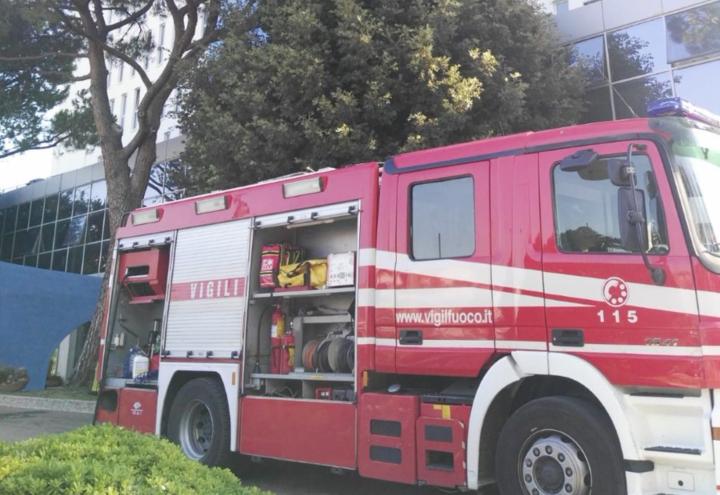 incendio_silvi_marina_vigili_fuoco_hotel_twitter_2018