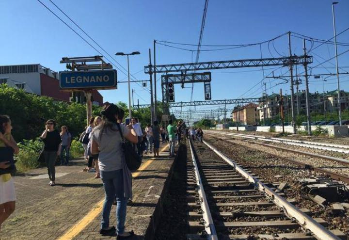 treno_legnano_stazione_sciopero_trenord_binari_twitter_2018