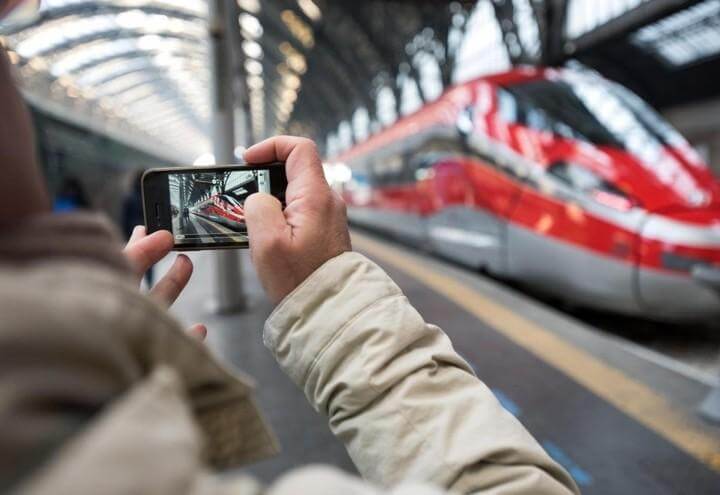 Treno-altavelocita_smartphone_Lapresse