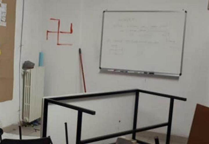 milano_scuola_migranti_insulti_svastiche_facebook_2018