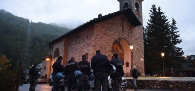 chiesa_claviere_sgombero_polizia_migranti_lapresse_2018