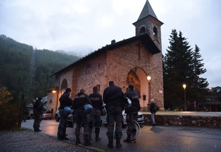 chiesa_claviere_sgombero_polizia_migranti_lapresse_2018