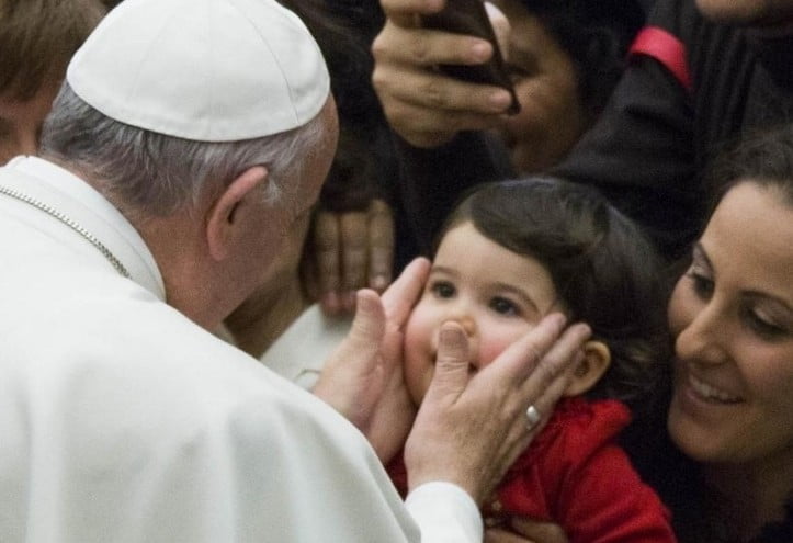 papa_francesco_bambino_1_lapresse_2018