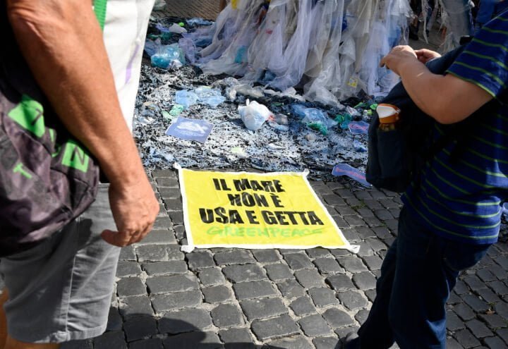 plastica_greenpeace_mare_lapresse_2018