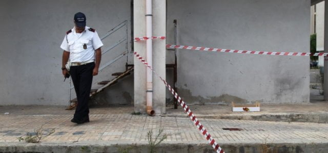 taranto_bimba_balcone_degrado_quartiere_polizia_lapresse_2018
