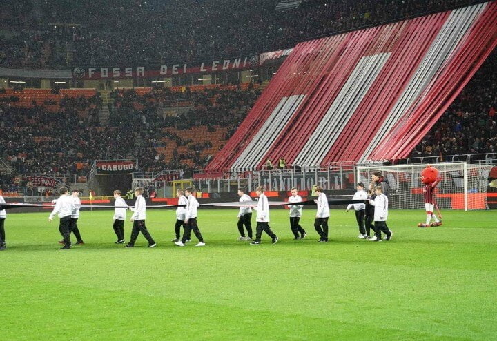 Milan_Inter_derby_curva_lapresse_2018