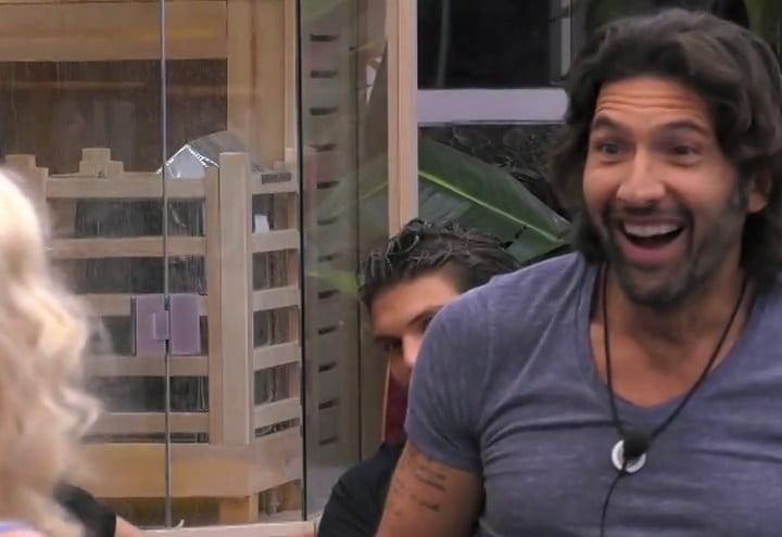 walter_nudo_spogliarello_2018_mediaset