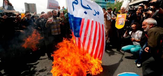 Bandiere Usa bruciate in Iran