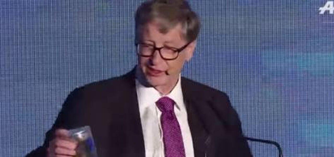 Bill Gates con un barattolo di feci