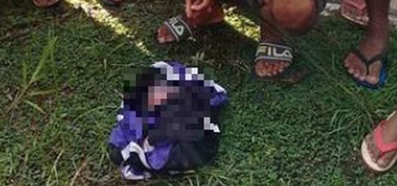 Gemelline neonate gettate in strada da auto in corsa
