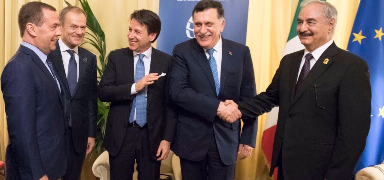stretta di mano tra Sarraj e Haftar