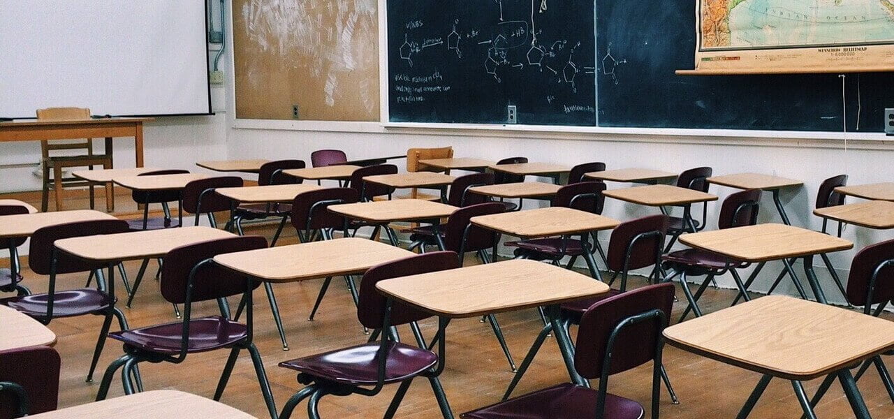 Banchi in un'aula