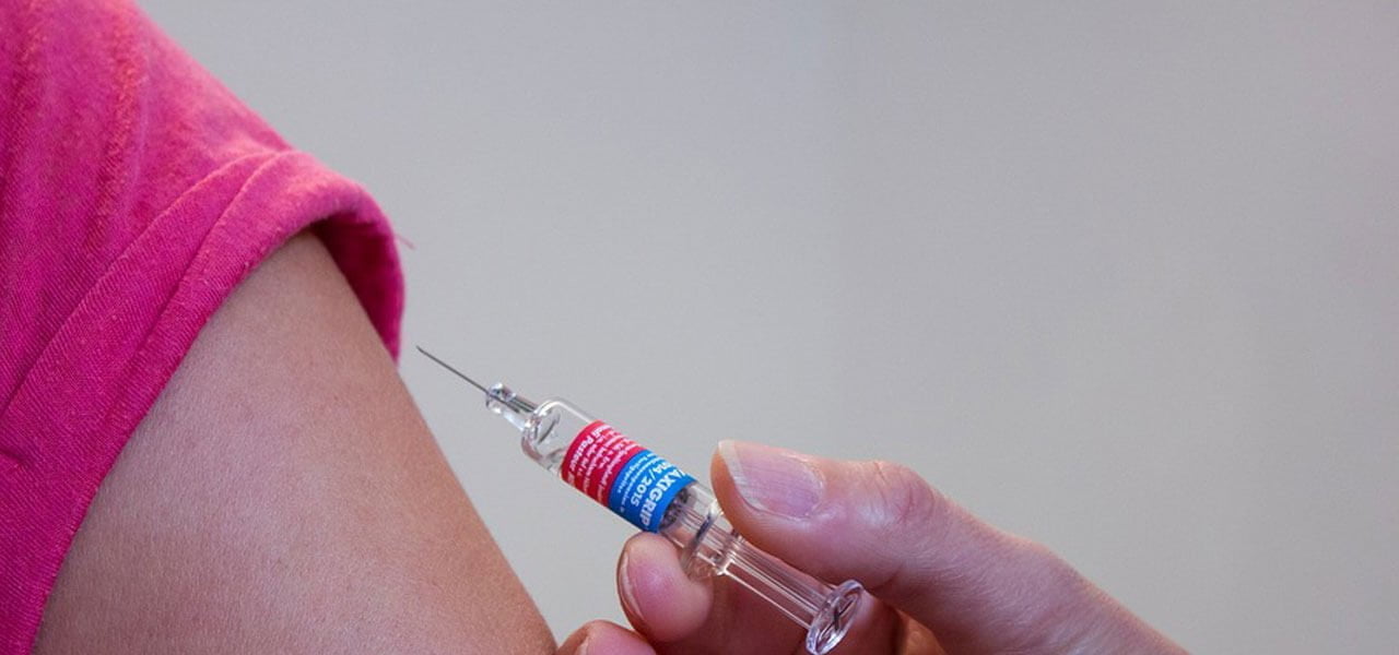 Bambina che si vaccina