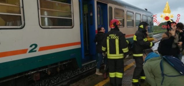 Treno investito da tromba d'aria
