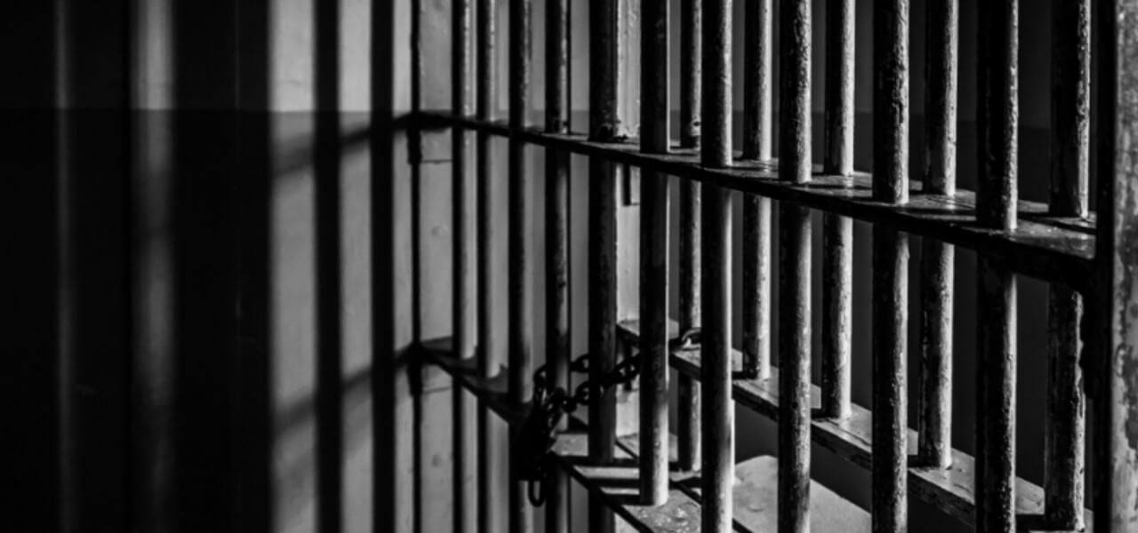 Via le sbarre dalle finestre e la parola “detenuti”