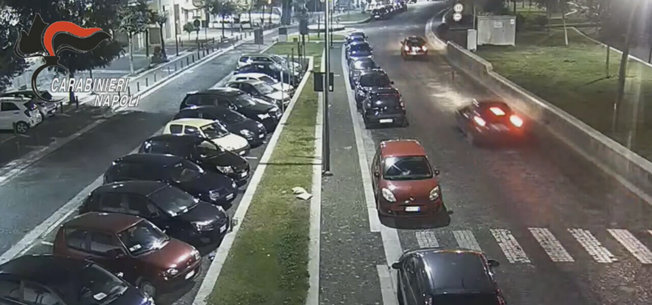 Pozzuoli, folle corsa fra due auto