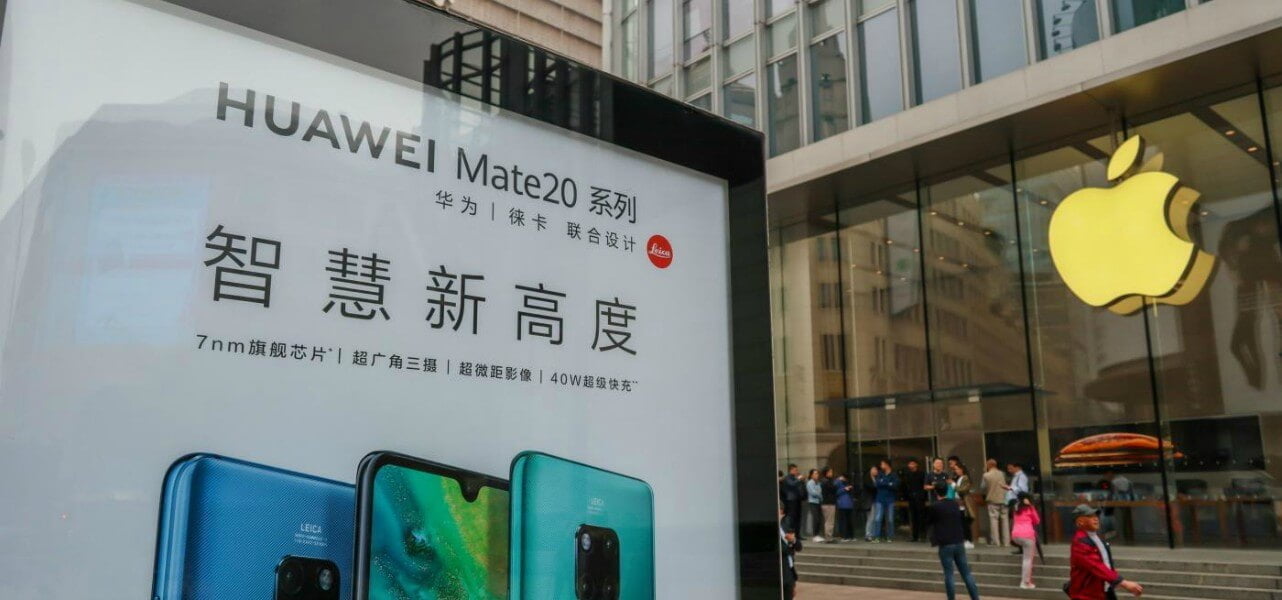I loghi di Huawei ed Apple