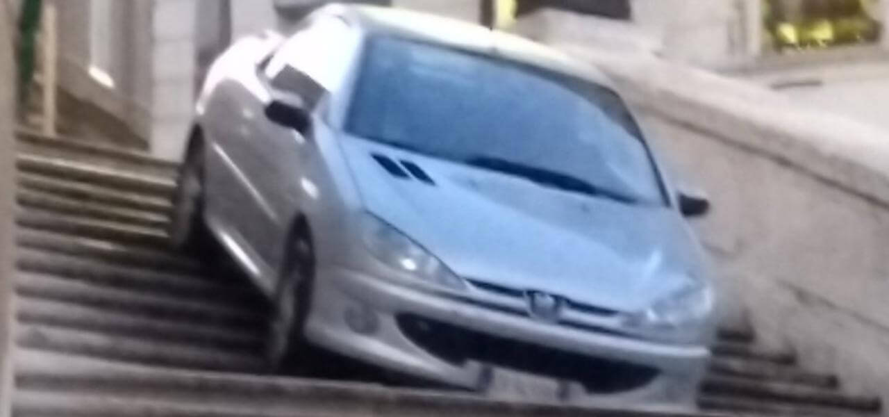 Trinità dei Monti, auto sulle scale