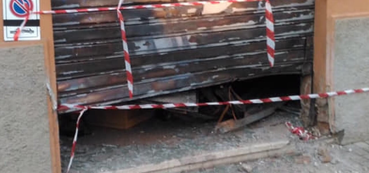 Bomba carta esplode davanti a sede Forza Nuova