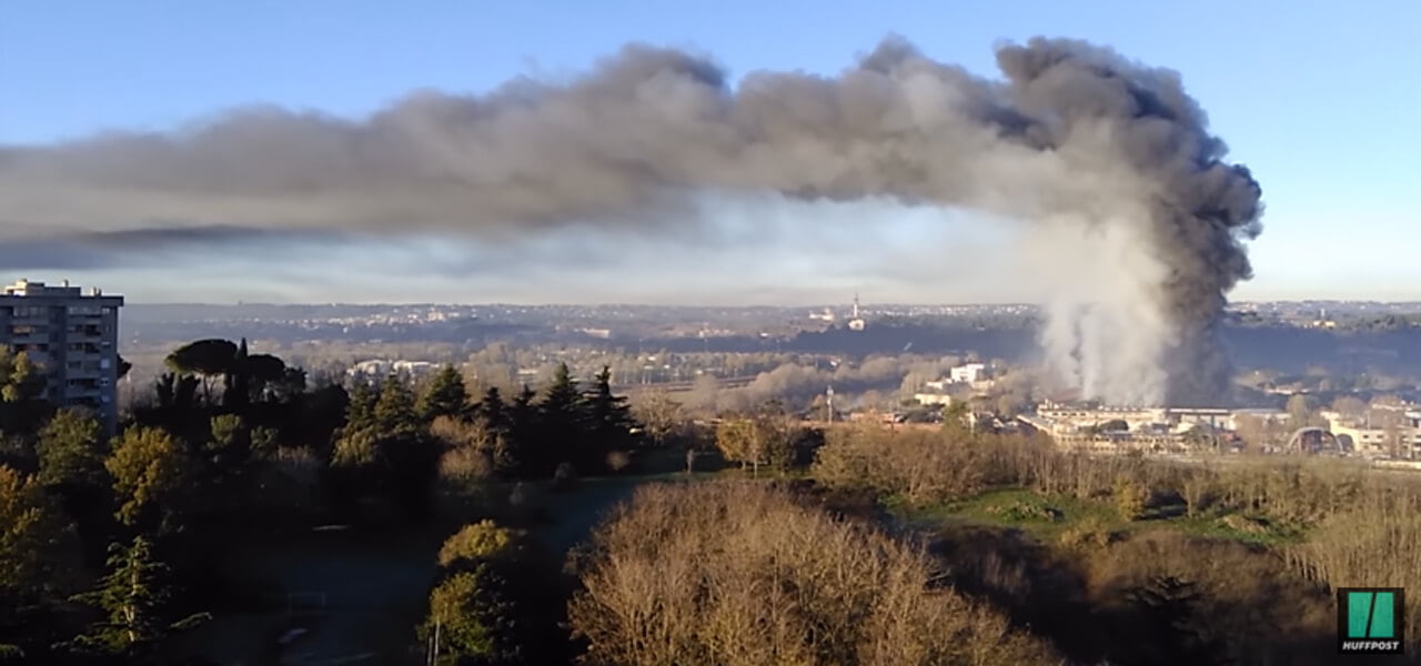 Colonna di fumo nero a Roma dopo incendio Ama