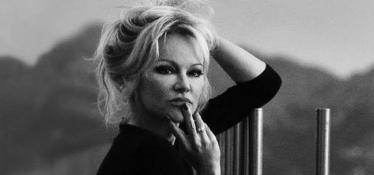 pamela anderson posa 2018 facebook