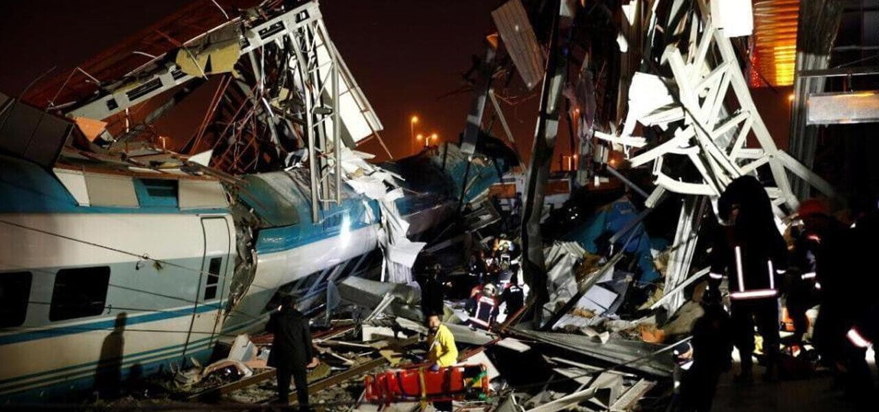 Treno deraglia ad Ankara: morti e feriti